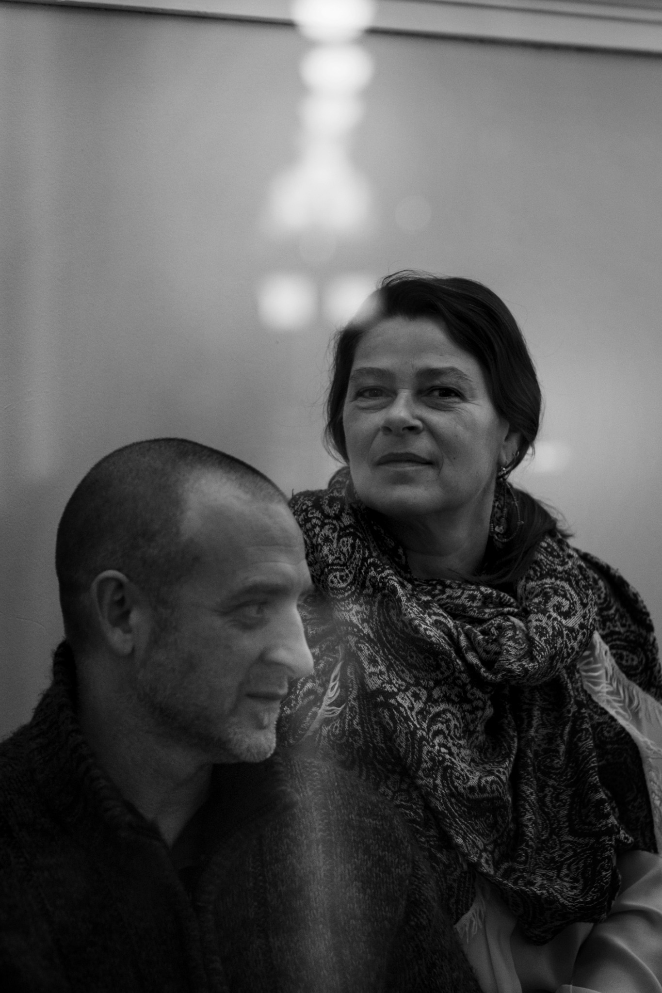 Portrait en noir et blanc d’Hélène Chouinard et Jean-Robert Drouillard.