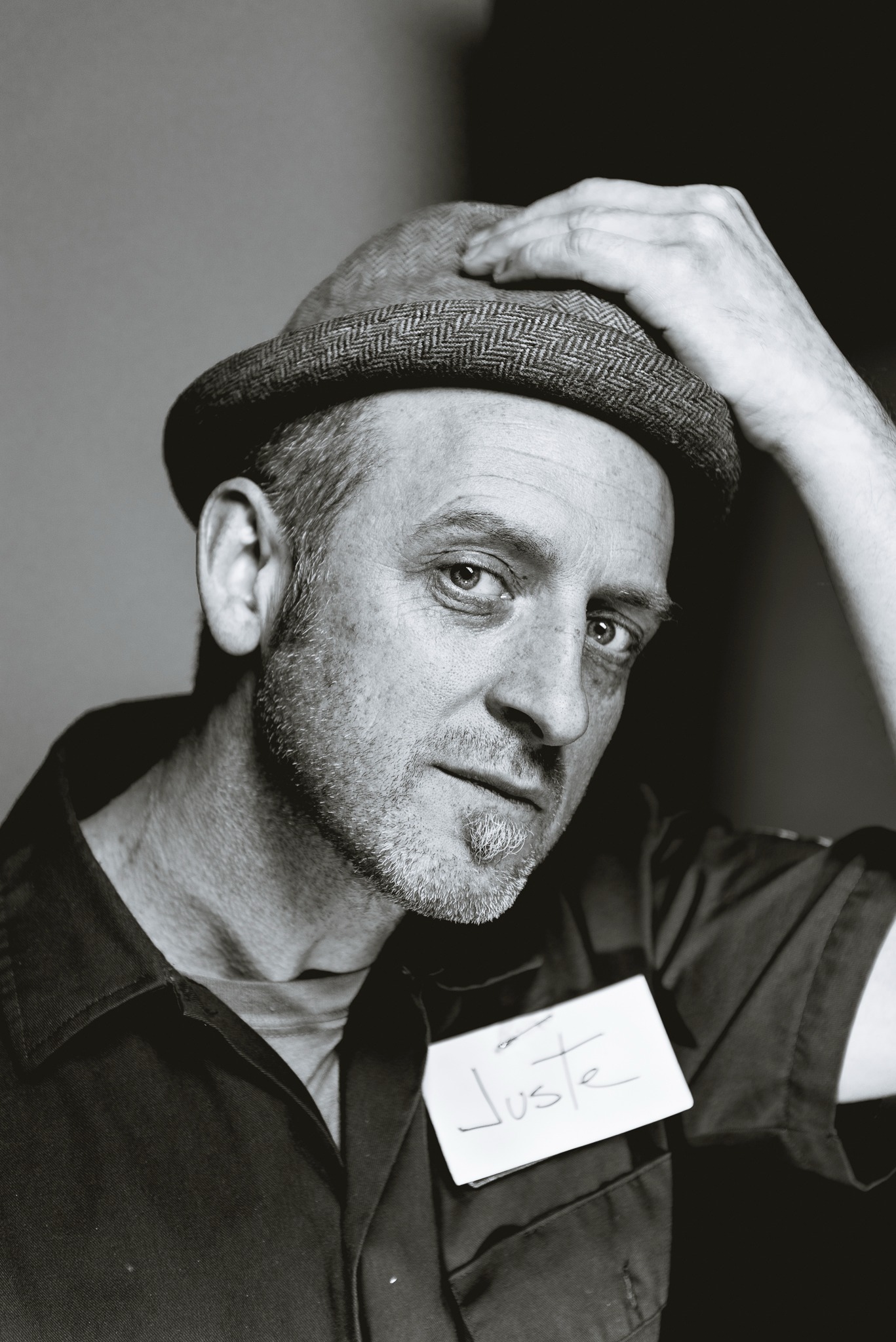 Portrait en noir et blanc de Juste Robert portant une casquette.